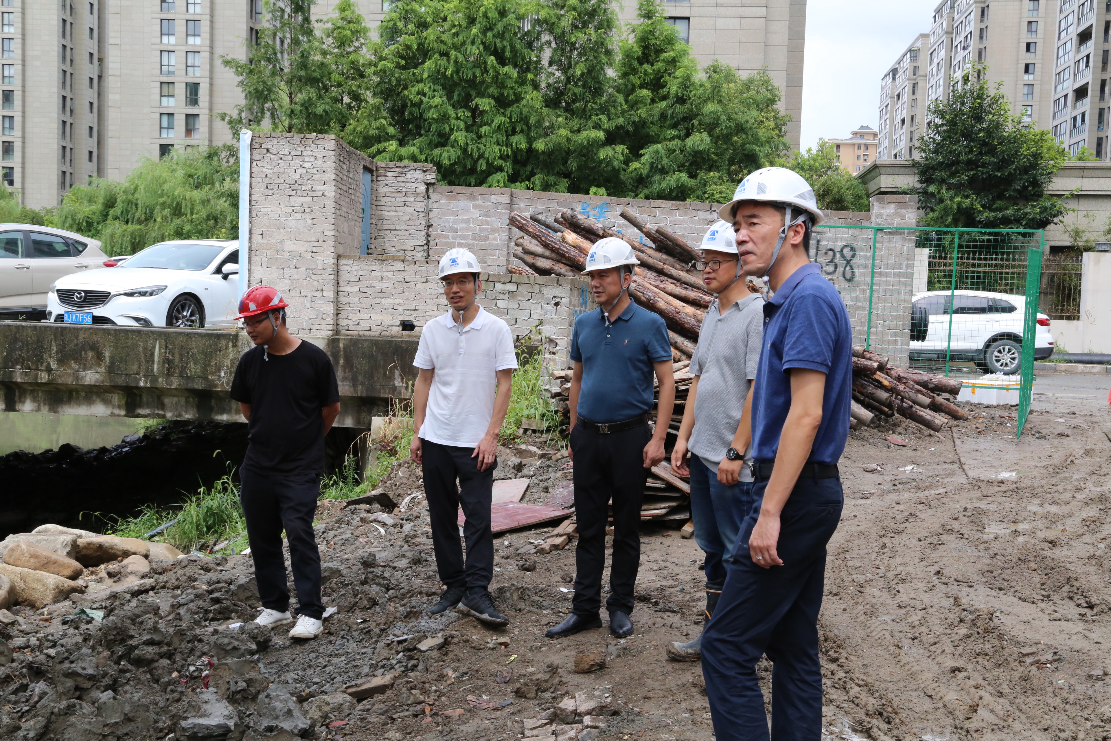 圖為檢查組一行察看項目附近河道沿岸防護(hù)情況.jpg